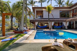 Innendørsbasseng og utendørsbasseng