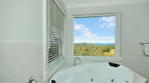 Bathtub, jetted tub - Tranquility Large Mountain Home With Views (KATOOMBA)