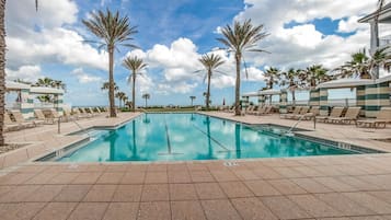 حمّام سباحة خارجي، حمّام سباحة مُدفَّأ