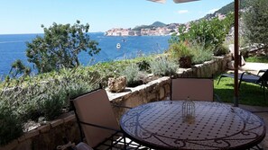 Outdoor dining - Blue Infinity waterfront apartment (Dubrovnik)