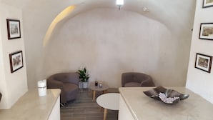 Un interno moderno con due divani, un tavolino e una ciotola decorativa.