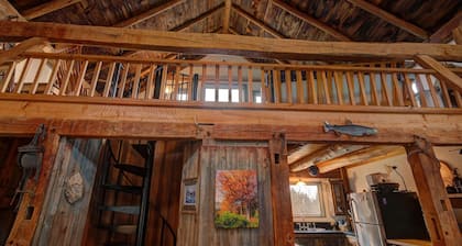 Cozy Converted Barn on Secluded 6.5 acres with Hot Tub