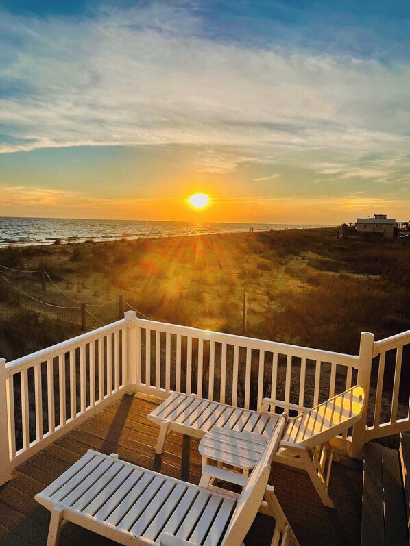 Terrace/patio - Ocean front,pet friendly,fenced yard (Oak Island)
