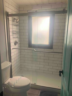 Combined shower/tub, hair dryer - Ocean front,pet friendly,fenced yard (Oak Island)
