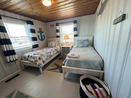 Meri-etupuolella, 4BR, 2BA, aidattu piha, lemmikkieläinten ystävällinen, kävellä kaupoissa, uusittu 2018