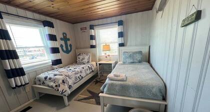 Meri-etupuolella, 4BR, 2BA, aidattu piha, lemmikkieläinten ystävällinen, kävellä kaupoissa, uusittu 2018