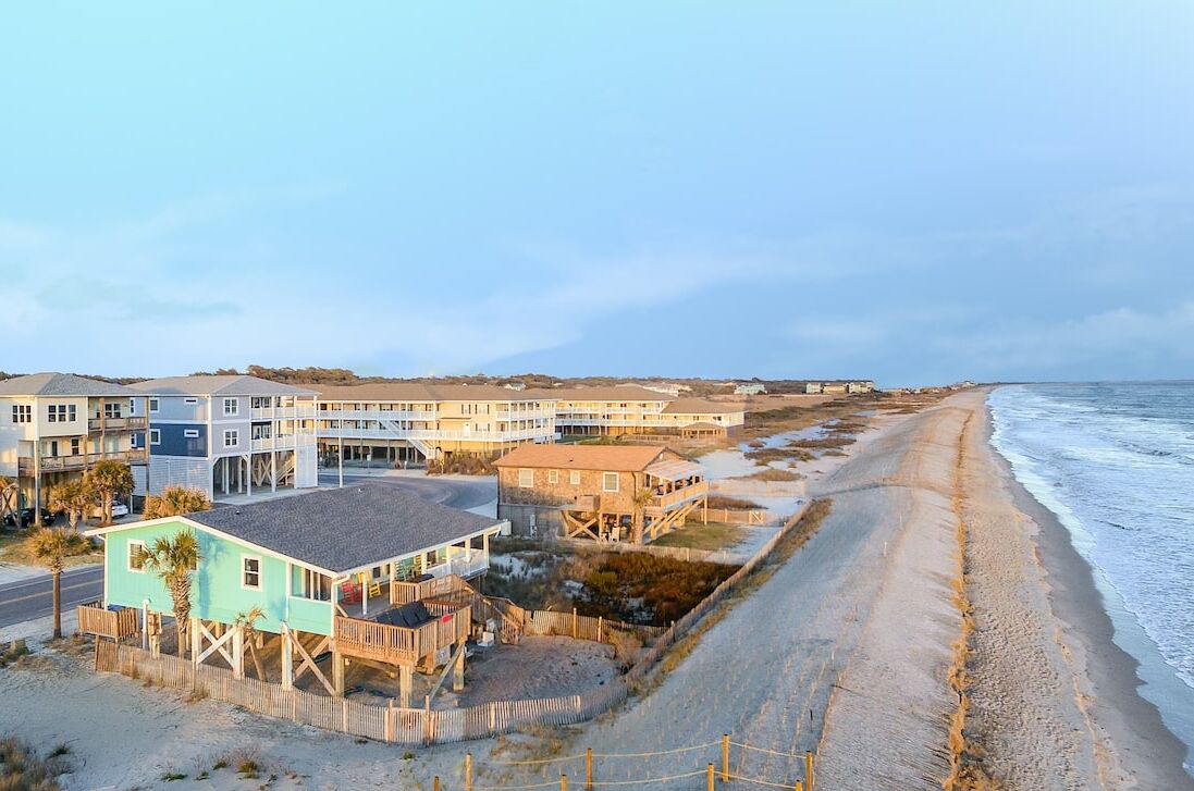 OCEAN FRONT, 4BR, 2BA, FENCED YARD, PET FRIENDLY,  Walkable to shops/restaurants
