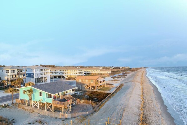 On the beach - Ocean front,pet friendly,fenced yard (Oak Island)