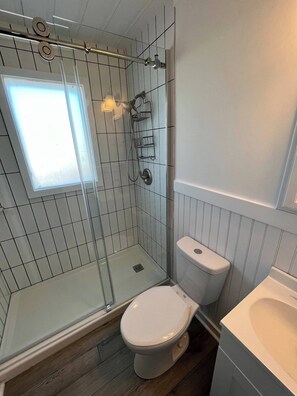 Combined shower/tub, hair dryer - Ocean front,pet friendly,fenced yard (Oak Island)