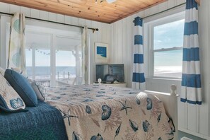 4 bedrooms, iron/ironing board, free WiFi, bed sheets - Ocean front,pet friendly,fenced yard (Oak Island)