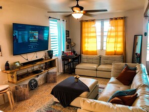 Smart-tv, böcker och en stereo
