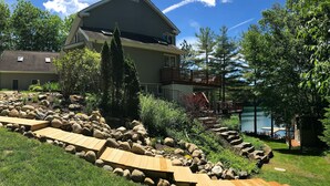 Ein Wohnhaus mit großem Garten, einer Terrasse und einem Swimmingpool.