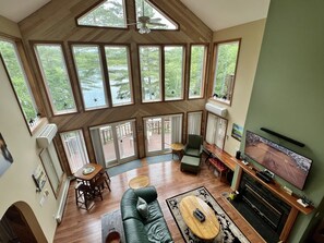 Smart TV, chimenea, reproductor de DVD, futbolito