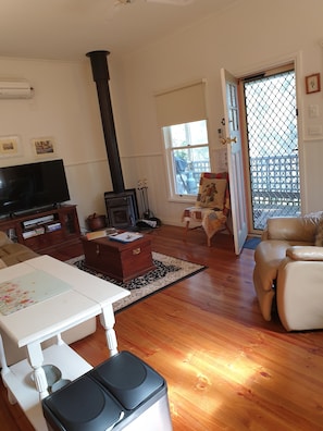 Smart TV, fireplace, DVD player, books - ASTLEY COTTAGE SPA & KING BED WITH FREE WIFI & Netflix (Daylesford)