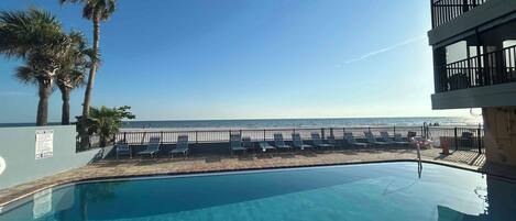 Una piscina al aire libre, una piscina climatizada