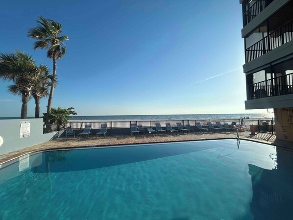 حمّام سباحة خارجي، حمّام سباحة مُدفَّأ