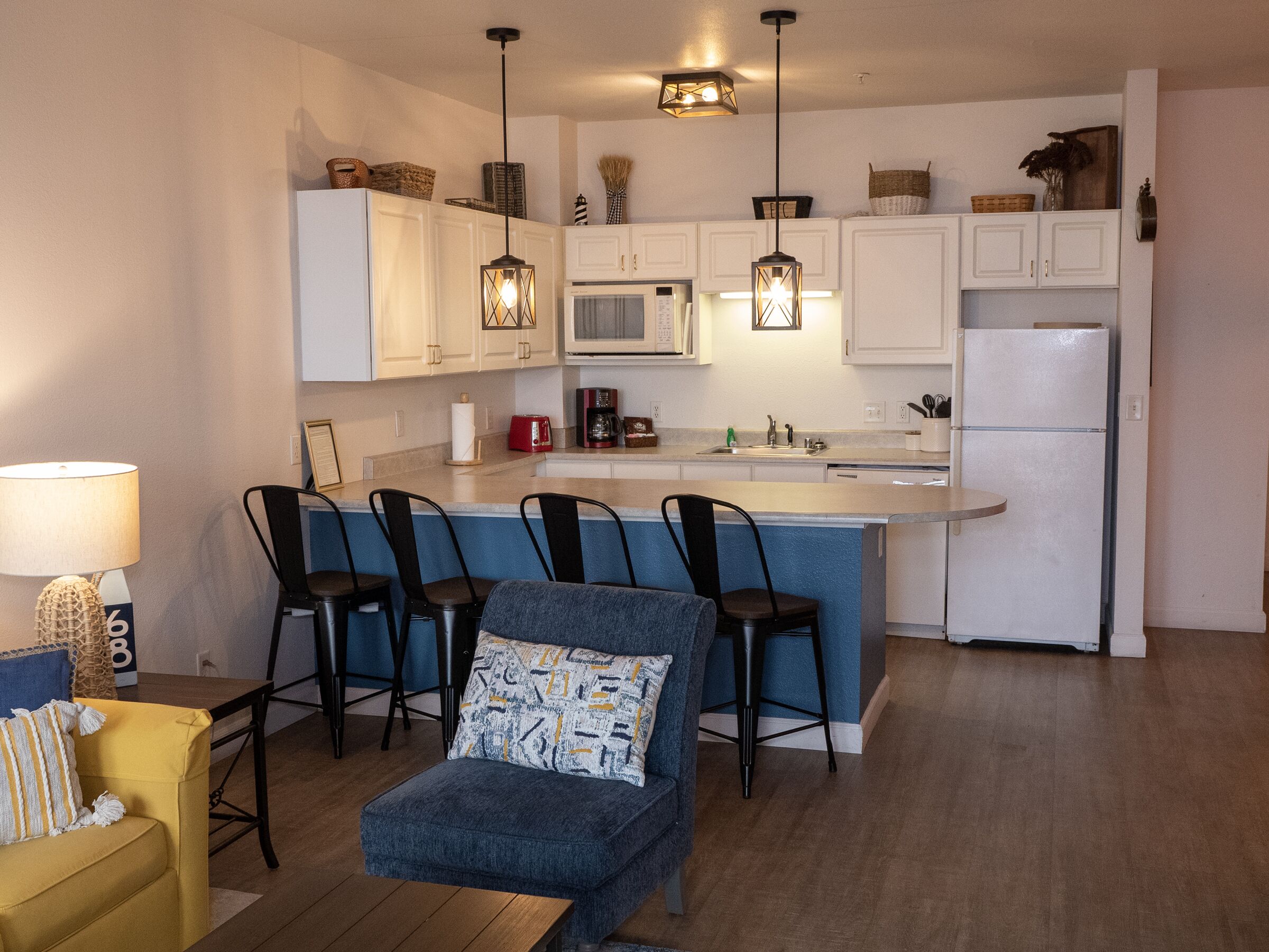 121- Cheerful & Sunny 2 Bedroom Lake View Condo w/Patio