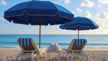 En la playa, camastros y toallas de playa