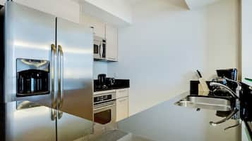 Frigorífico, microondas, horno y placa de cocina