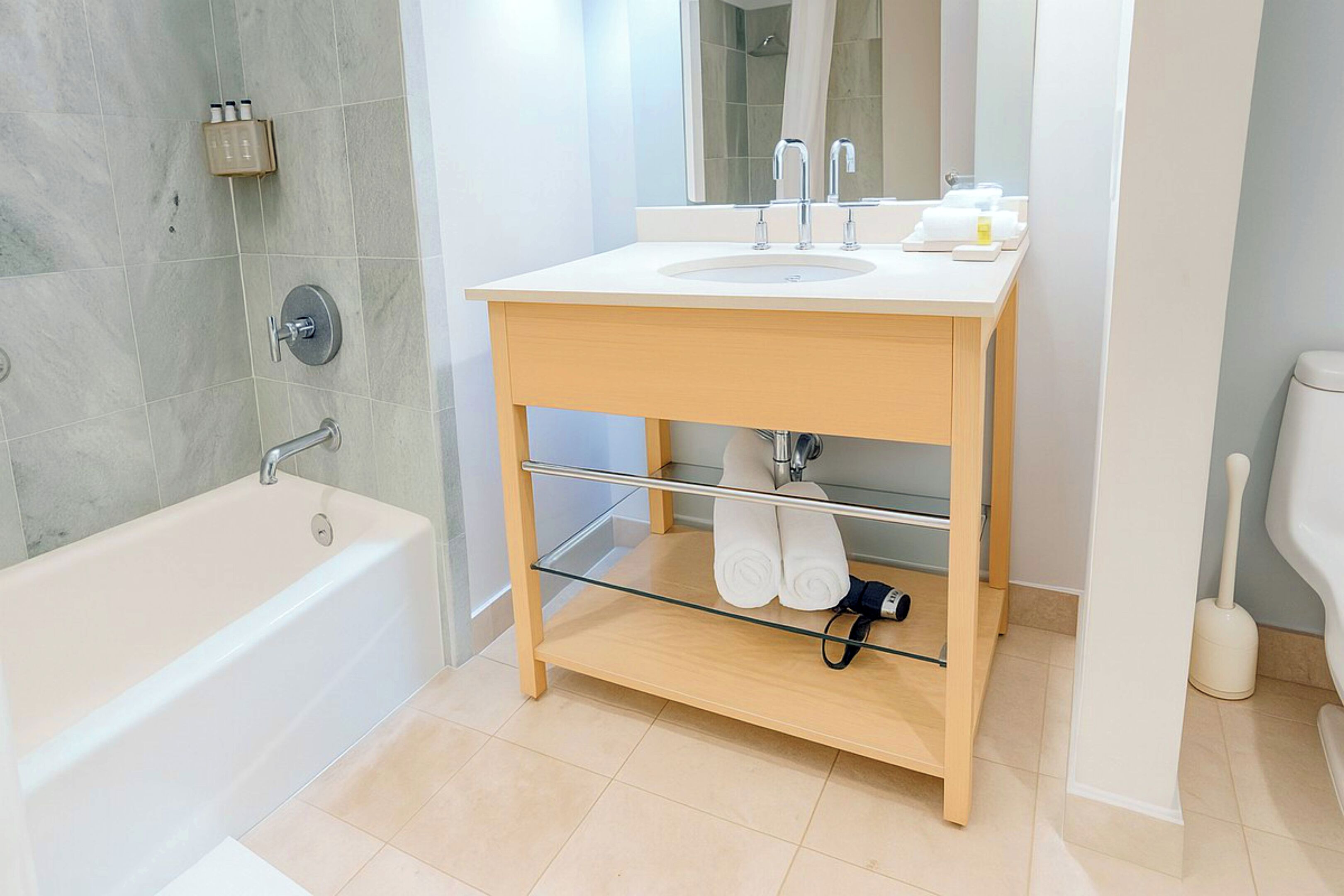Ducha y bañera combinadas, secador de pelo, toallas y jabón