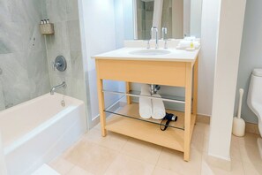 Duschwanne, Haartrockner, Handtücher, Seife