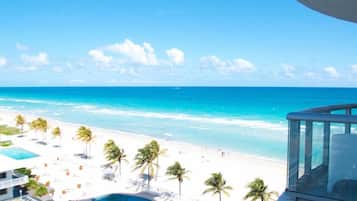 Na praia, espreguiçadeiras, toalhas de praia