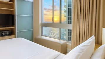 1 habitación, caja de seguridad en la habitación y escritorio