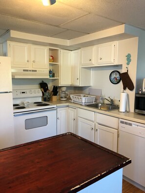 Fridge, microwave, stovetop, dishwasher