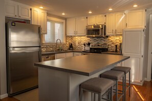 Full-sized fridge, microwave, oven, stovetop