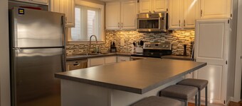 Front Row! West End. Now 2 new bathrooms! Boatslip/Mussel Beach Gym/Sleeps 6!