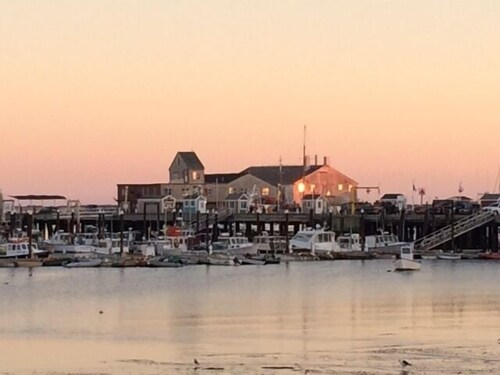 Front Row! West End. Now 2 new bathrooms! Boatslip/Mussel Beach Gym/Sleeps 6!