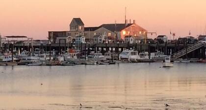 Front Row! West End. Now 2 new bathrooms! Boatslip/Mussel Beach Gym/Sleeps 6!