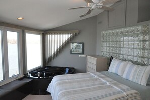 2 bedrooms, desk, iron/ironing board, free WiFi - Water front, Private, Luxury, Romantic Sunsets, Pool, Close To Centre And Shaw. (Niagara-on-the-Lake)
