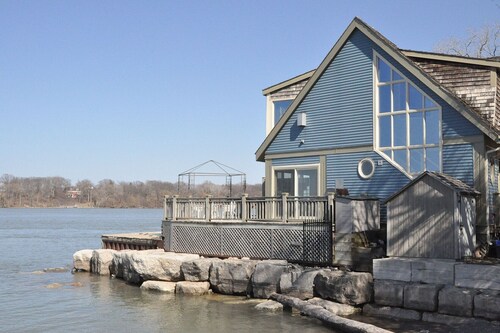Water front, Private, Luxury, Romantic Sunsets, Pool, Close To Centre And Shaw.