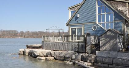Water front, Private, Luxury, Romantic Sunsets, Pool, Close To Centre And Shaw.