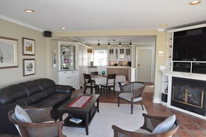 TV, fireplace, DVD player, books - Water front, Private, Luxury, Romantic Sunsets, Pool, Close To Centre And Shaw. (Niagara-on-the-Lake)