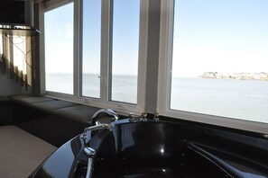 Interior - Water front, Private, Luxury, Romantic Sunsets, Pool, Close To Centre And Shaw. (Niagara-on-the-Lake)