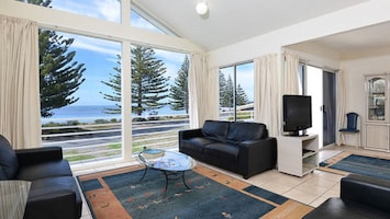 Uninterrupted, panoramic seaviews from Granite Island to the Bluff