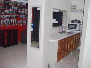 Mikrowelle, Hochstuhl, Kochgeschirr/Geschirr/Besteck, Esstisch