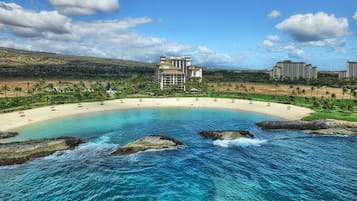在海滩、沙滩椅、沙滩毛巾
