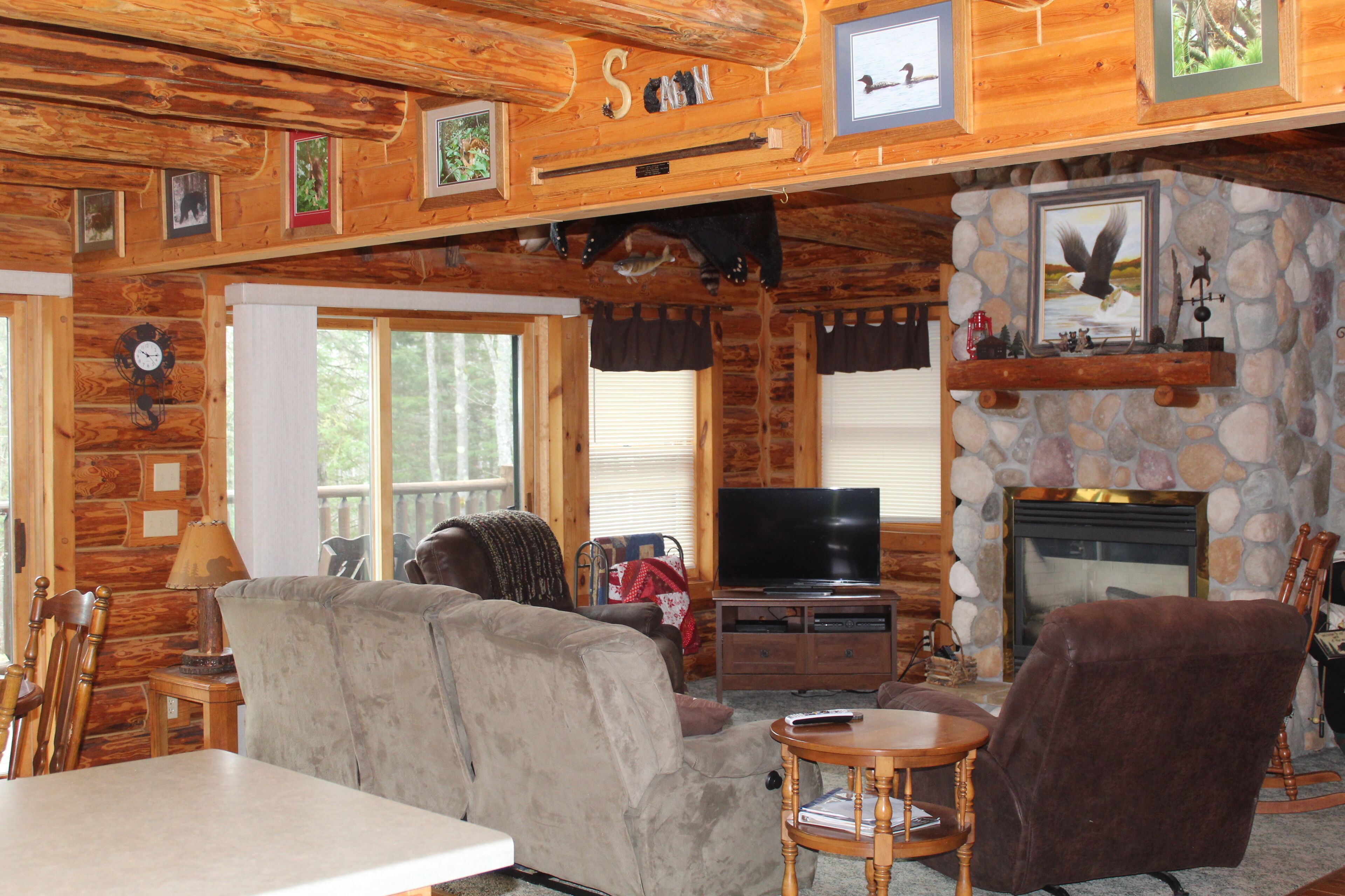 Year-round cabin, wooded riverfront on Lily River, WiFi, Central A/C, ATV Trails