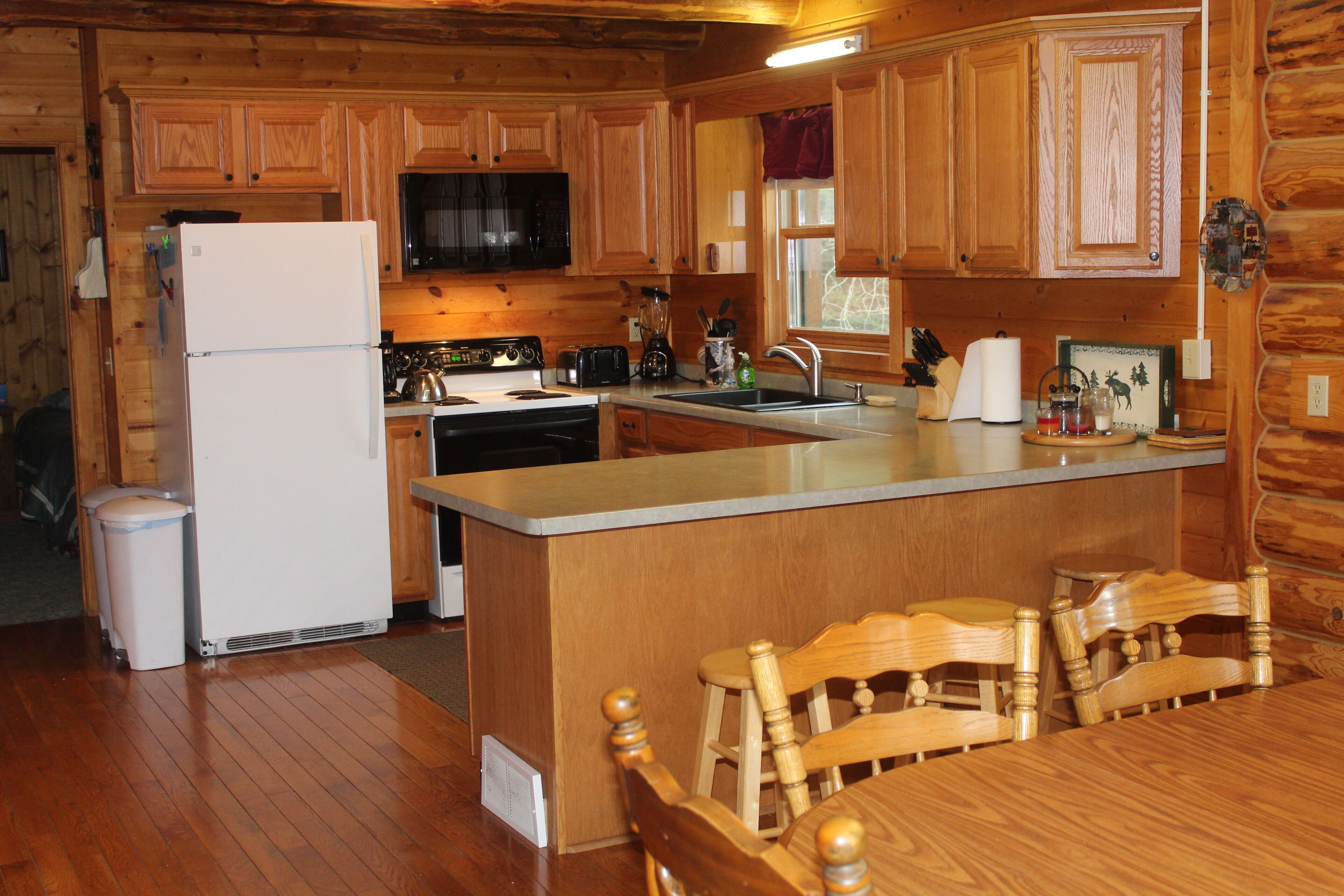 Year-round cabin, wooded riverfront on Lily River, WiFi, Central A/C, ATV Trails