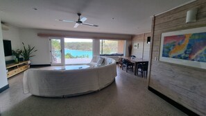 Smart TV, fireplace, ping pong, books - The Beach House; 11m private pool, spectacular beach views & direct beach access (Pambula Beach)