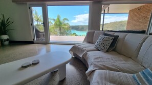 Smart TV, fireplace, ping pong, books - The Beach House; 11m private pool, spectacular beach views & direct beach access (Pambula Beach)