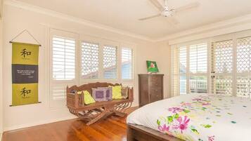 3 bedrooms, in-room safe, iron/ironing board, travel cot