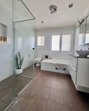 Bathtub, rainfall showerhead, hair dryer, towels - Beachhouse on Seabrae -SO close to BEACH and ESTUARY- Pet Friendly  (Pottsville)