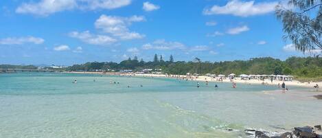 Playa en los alrededores, camastros y sombrillas