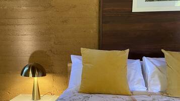 1 soverom, skrivebord, strykejern/-brett og reiseseng for barn