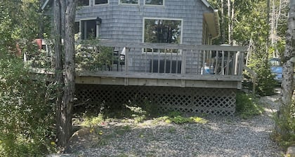 Wooded Cottage in Town walking to Marina, Restraunts