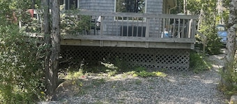 Wooded Cottage in Town walking to Marina, Restraunts